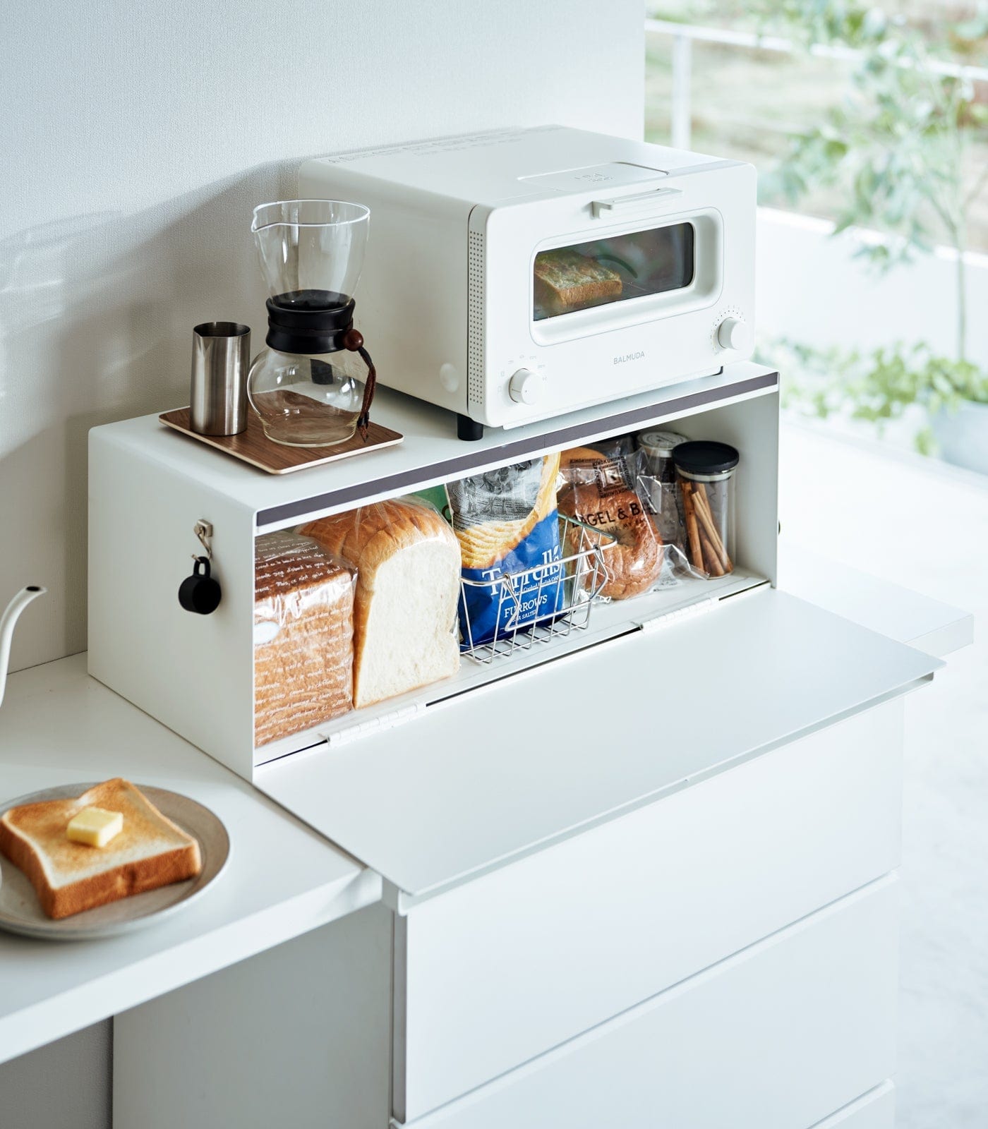 Bread Box Steel Wide, With a generous 32L capacity, this extra-wide bread box is designed to store everything from artisan loaves and baguettes to tea, coffee, preserves, and snacks.