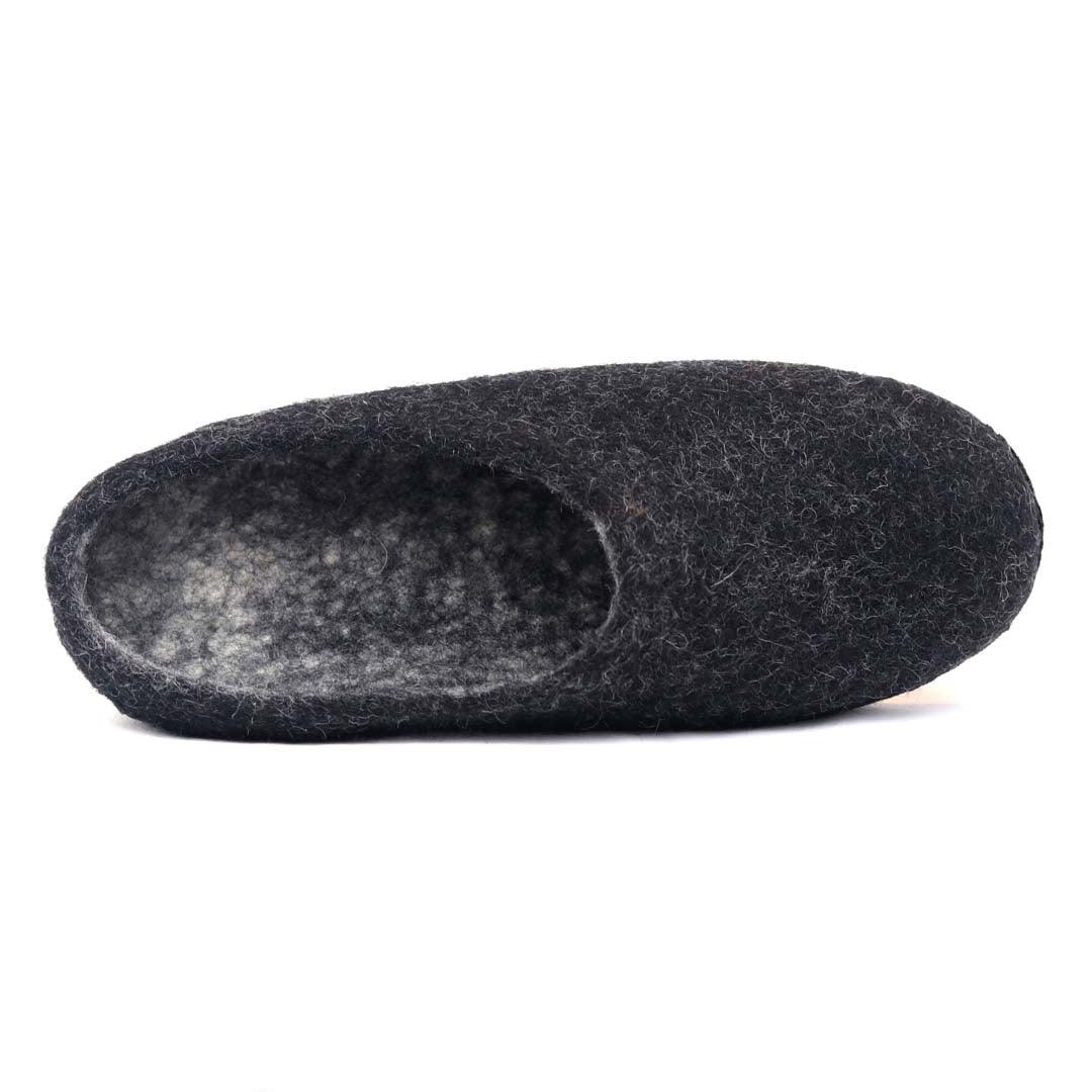 Top-down view of the men's Astoria Noir wool house slipper in Charcoal