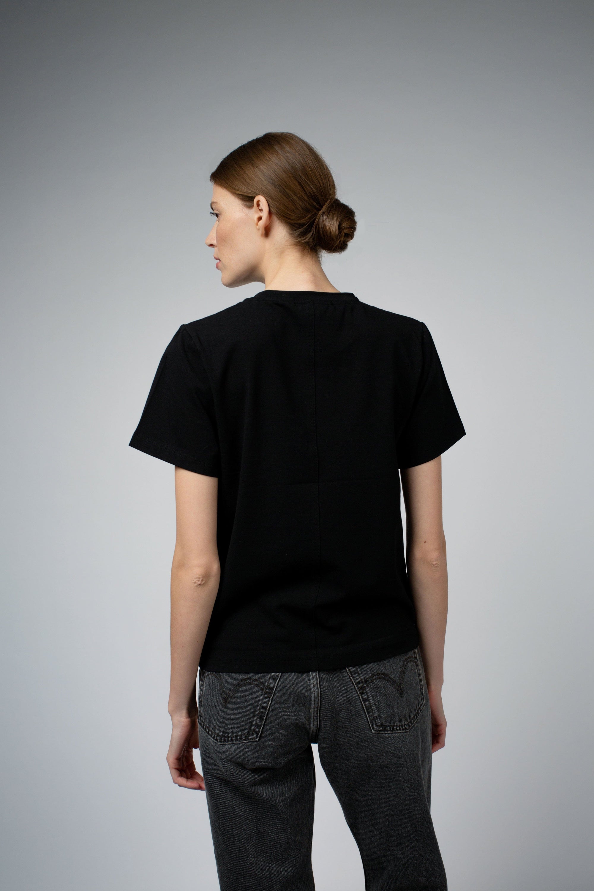 Adry Organic Cotton Crew Neck T-Shirt in black, front close view — Santicler Japandi fashion