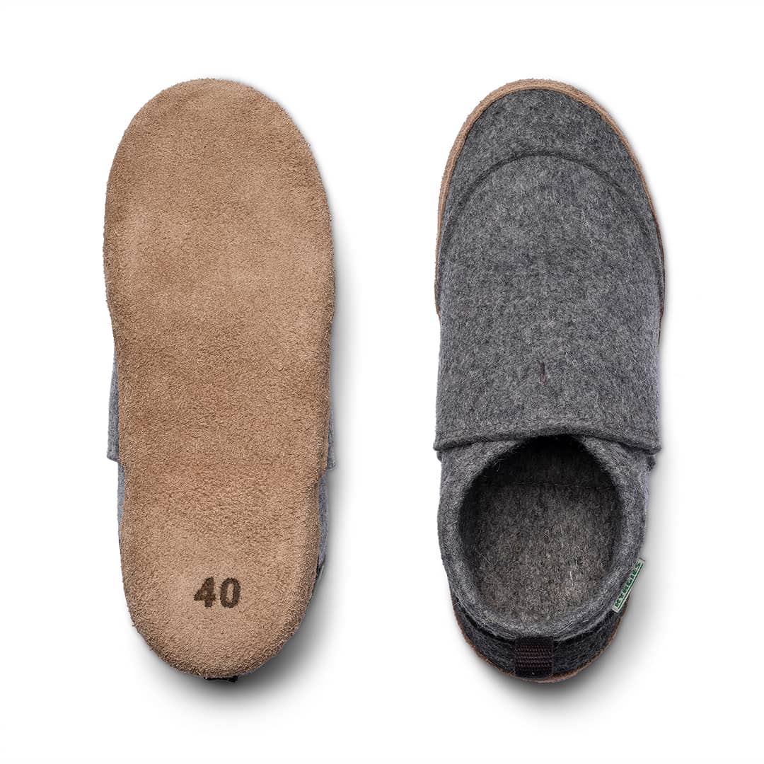 Kyrgies Tengries, grey, top-down view of leather sole and felt pair