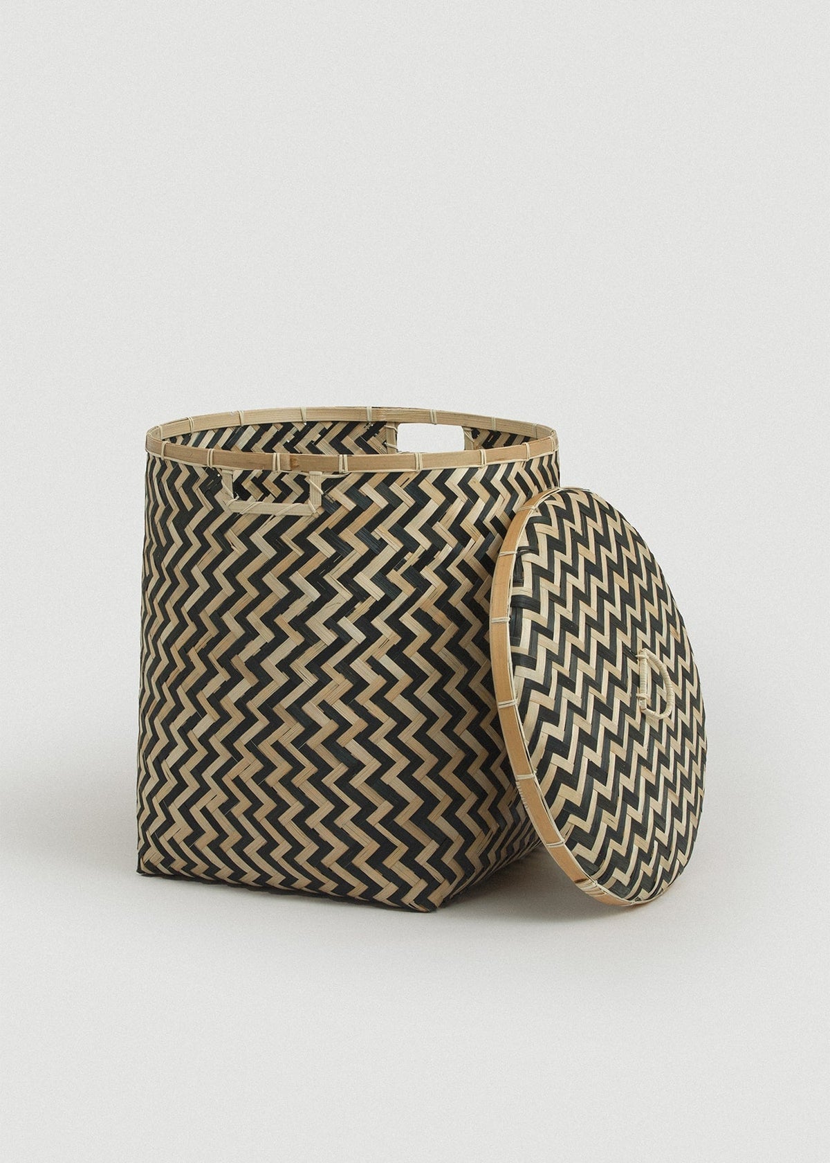 Open basket and matching lid displayed separately to show the roomy interior.