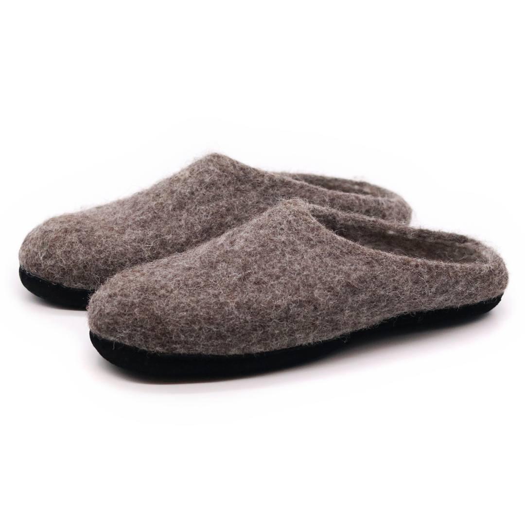 Pair of men's Astoria Noir wool house slippers in Slate