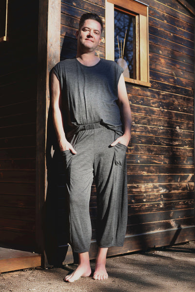 Man wearing merino wool lounge pants outside a sauna, combining natural comfort, temperature regulation, and minimalist style.