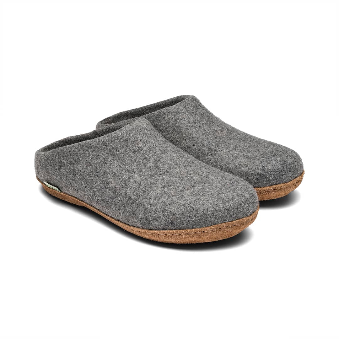 Kyrgies Molded Sole Low Back Indoor Slides, light grey wool felt, pair side view