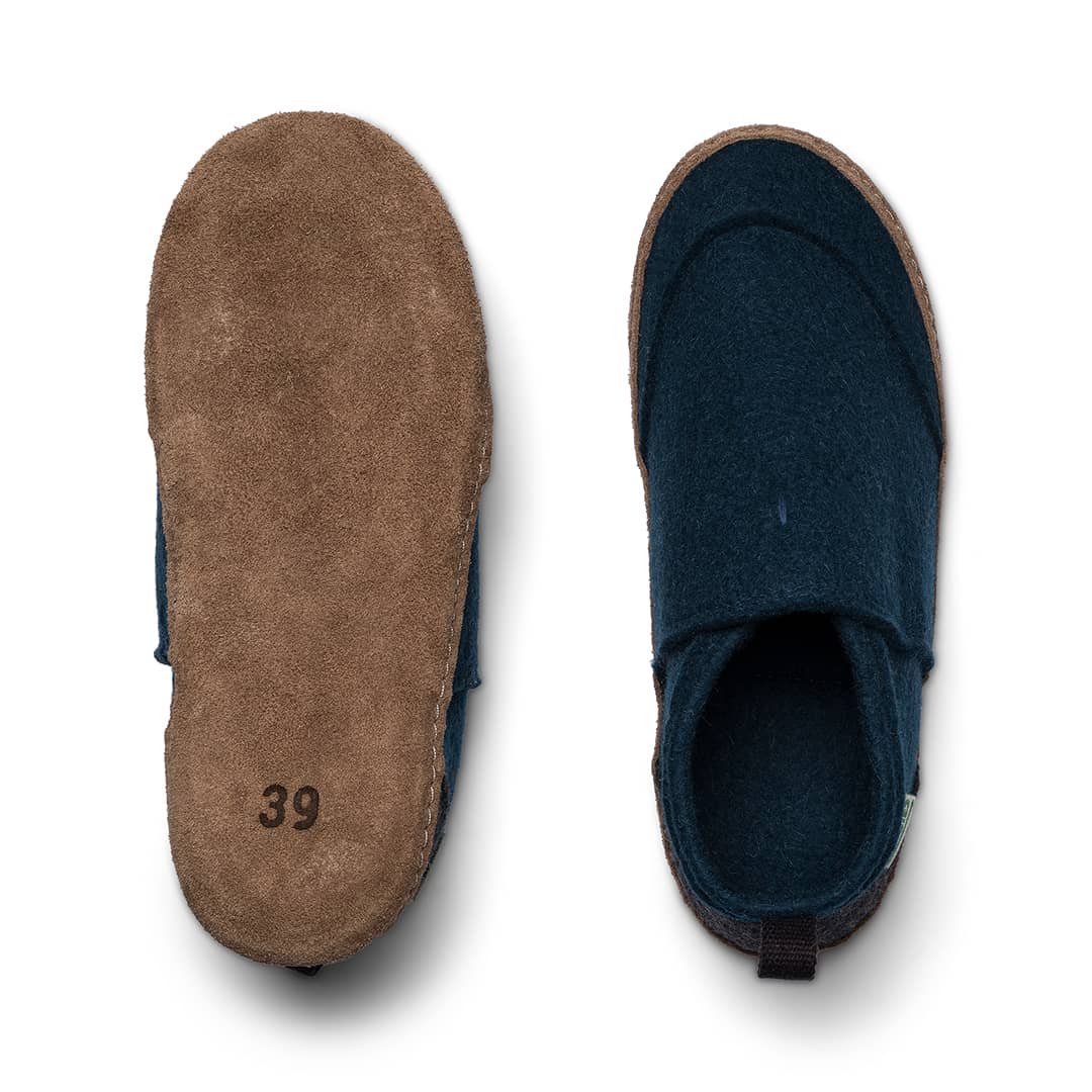 Kyrgies Tengries, navy, top-down view of leather sole and felt pair