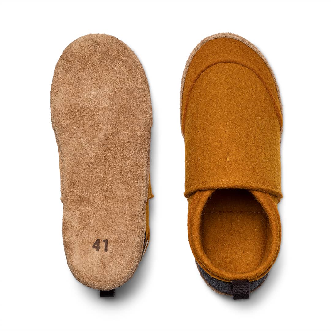 Kyrgies Tengries, rust, top-down view of leather sole and felt pair