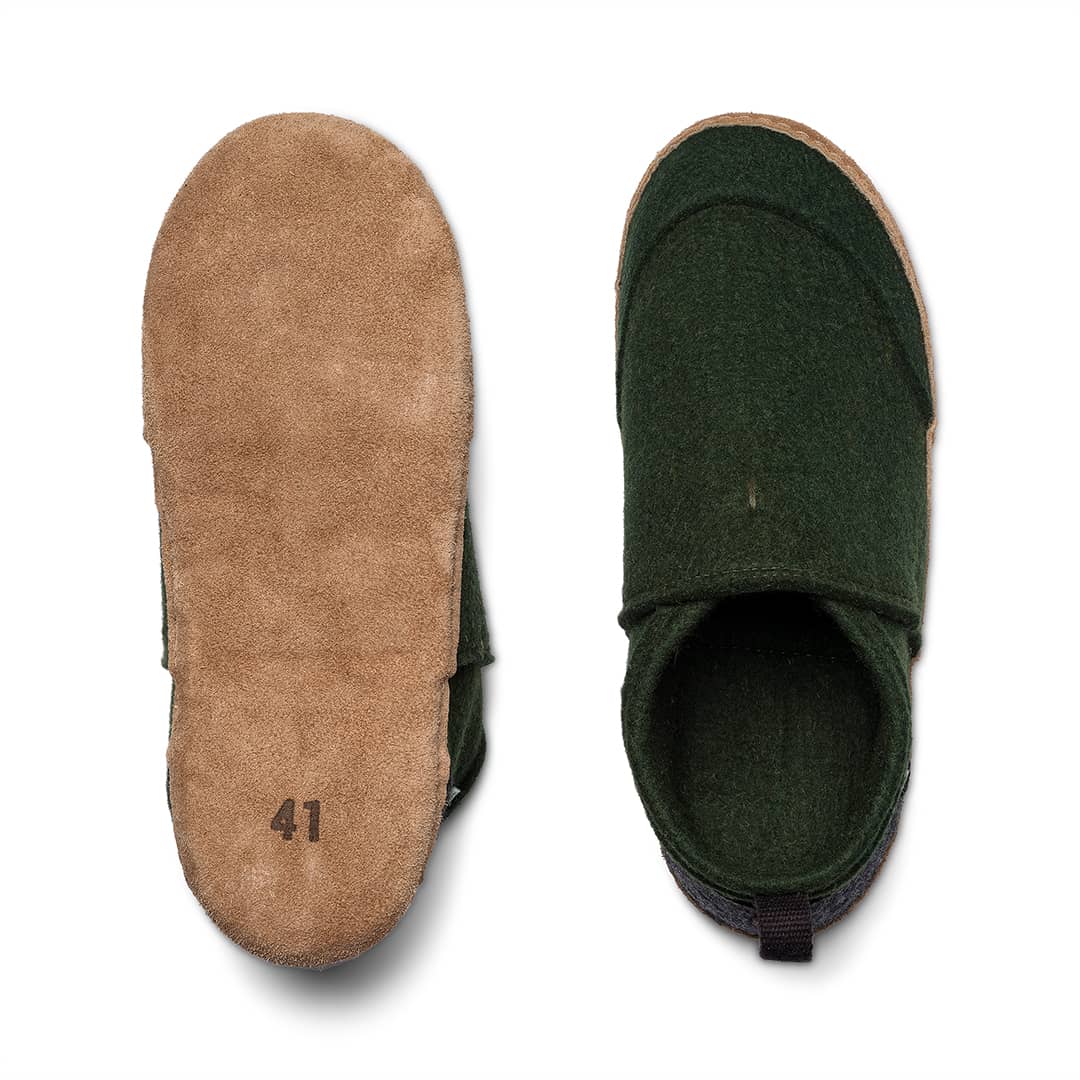 Kyrgies Tengries, pine green, top-down view of leather sole and felt pair